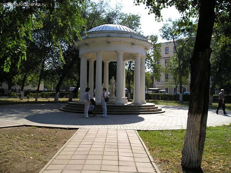 Фонтан на чкалова оренбург. Беседка-Ротонда в сквере им. Ленина Оренбург. Беседка Ротонда Оренбург. Памятник Ротонда в Оренбурге. Сквер им. в.и. Ленина Оренбург Ротонда.